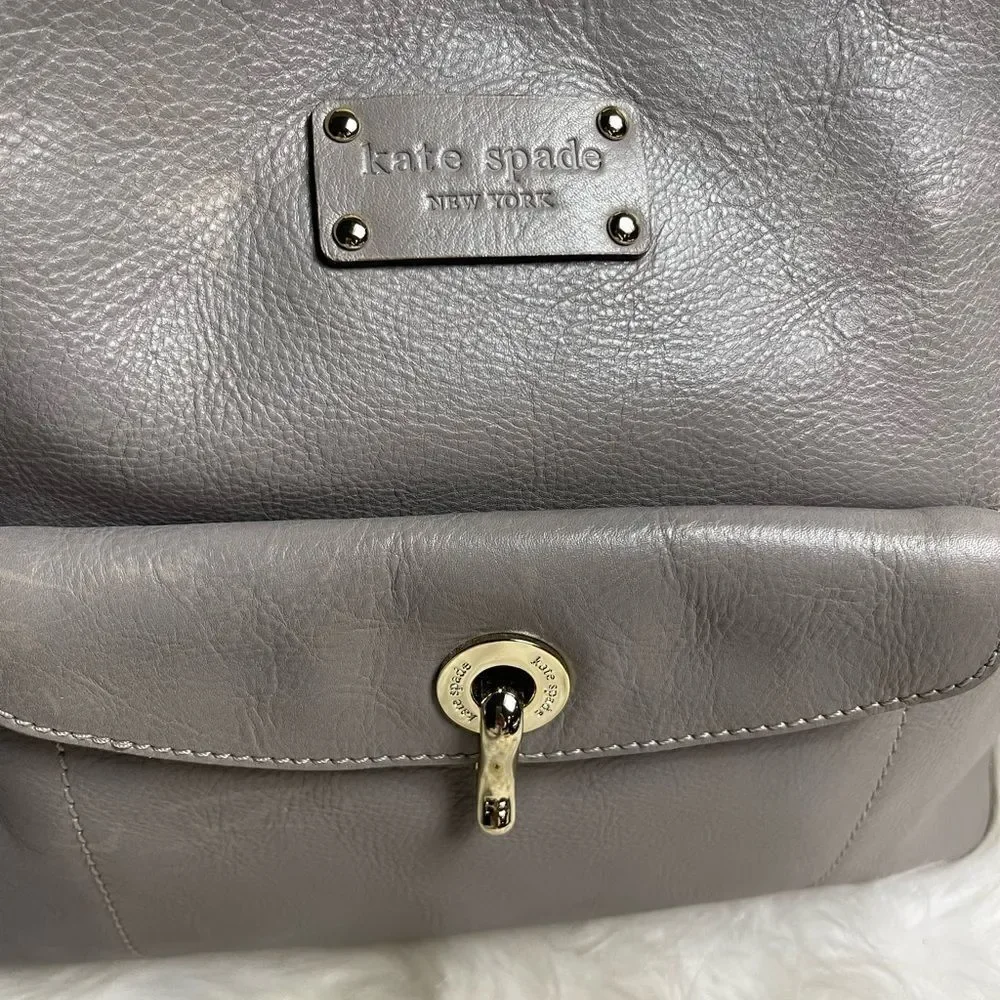 Kate Spade leather gray medium shoulder bag with gold tone hardwares.